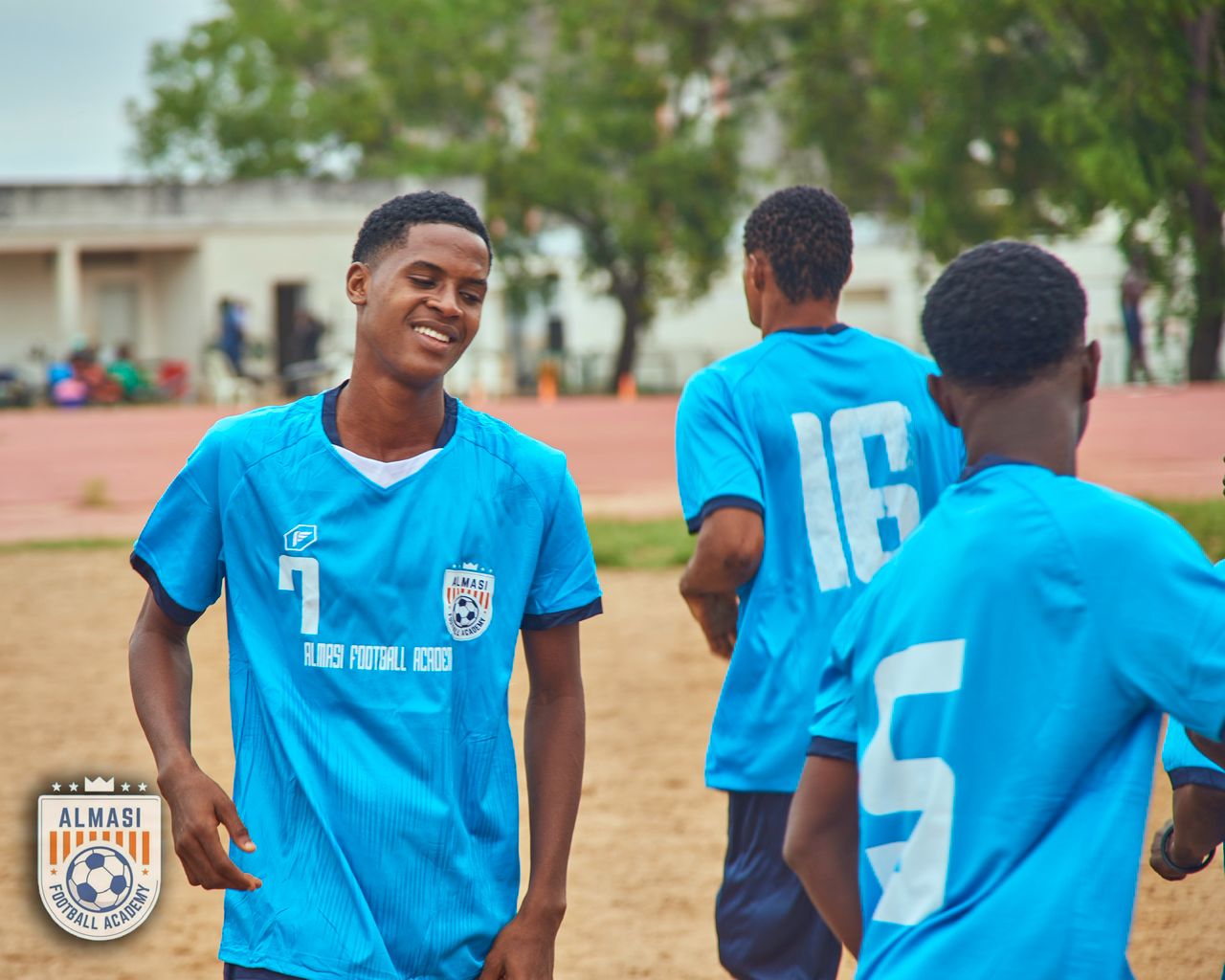 Player in Almasi kit